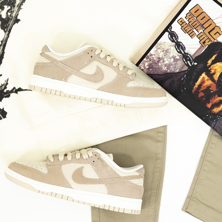 topsnbottomsusa's tweet photo. The Nike Dunk Low SE Sand Drift is the perfect addition to your sneaker rotation 🔥

#NikeDunkLowSE #SandDrift #Gstar #Savar #Streetwear #SneakerFashion #Sneakerhead #SneakerCommunity #KicksoftheDay #SneakerAddict #SneakerObsession #HypeBeast #StyleInspiration #OutfitIdeas https://t.co/0OpbUXYqYF