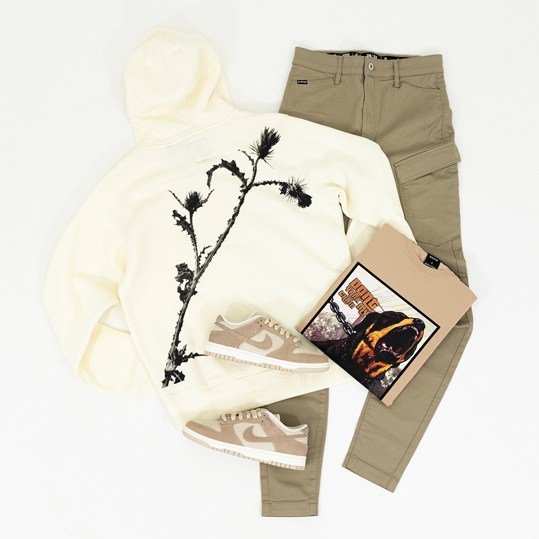topsnbottomsusa's tweet photo. The Nike Dunk Low SE Sand Drift is the perfect addition to your sneaker rotation 🔥

#NikeDunkLowSE #SandDrift #Gstar #Savar #Streetwear #SneakerFashion #Sneakerhead #SneakerCommunity #KicksoftheDay #SneakerAddict #SneakerObsession #HypeBeast #StyleInspiration #OutfitIdeas https://t.co/0OpbUXYqYF