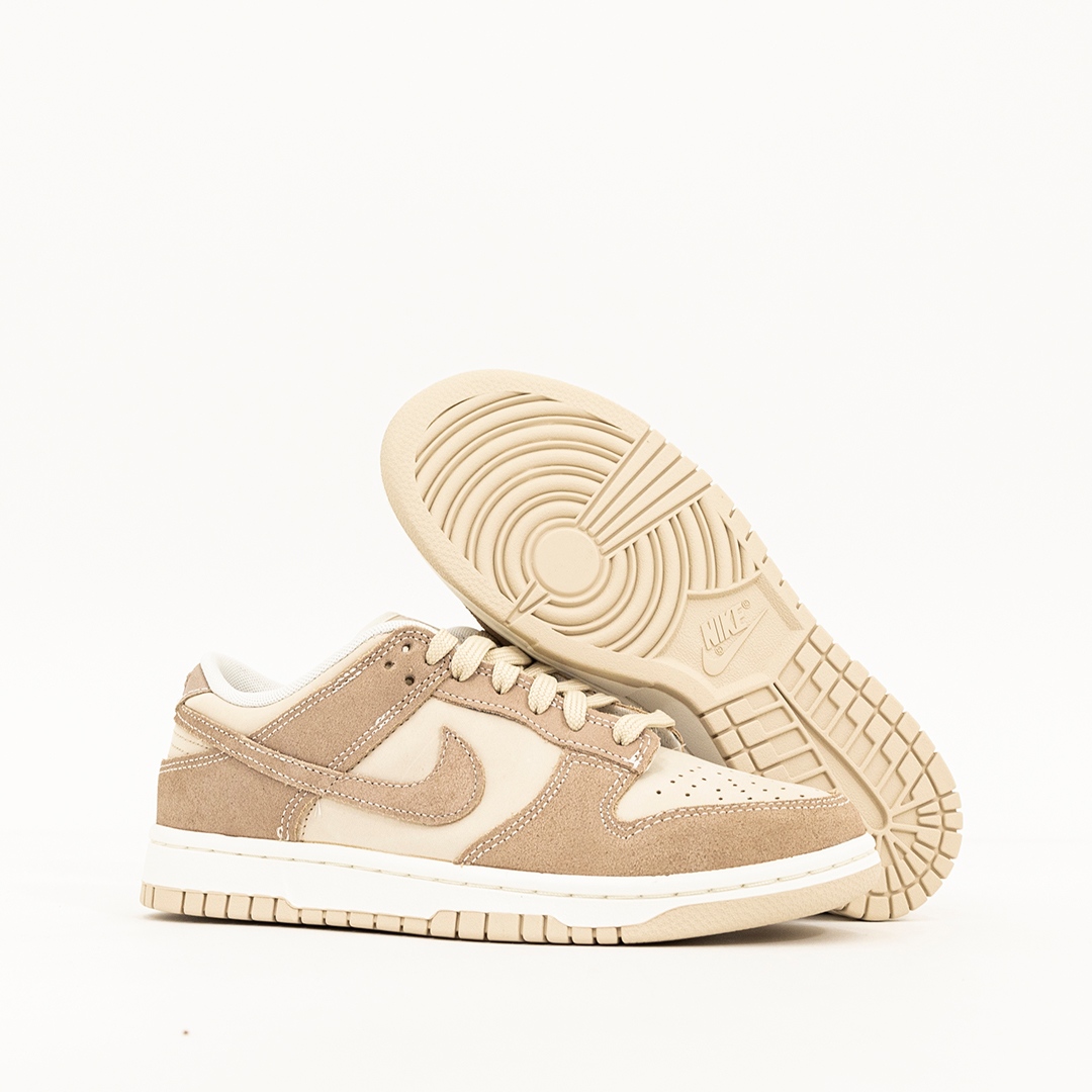 topsnbottomsusa's tweet photo. The Nike Dunk Low SE Sand Drift is the perfect addition to your sneaker rotation 🔥

#NikeDunkLowSE #SandDrift #Gstar #Savar #Streetwear #SneakerFashion #Sneakerhead #SneakerCommunity #KicksoftheDay #SneakerAddict #SneakerObsession #HypeBeast #StyleInspiration #OutfitIdeas https://t.co/0OpbUXYqYF