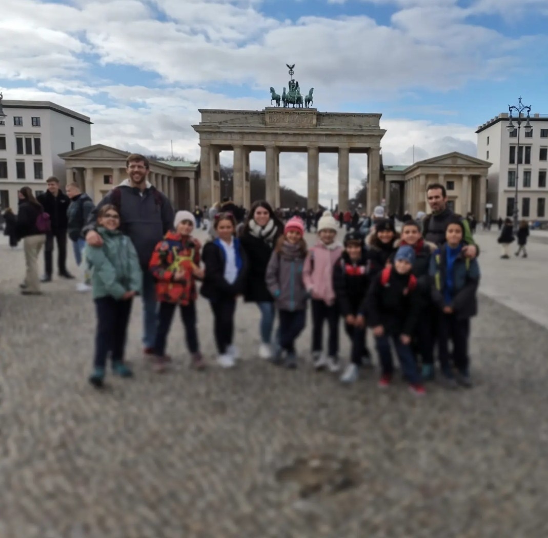 CeipFontan's tweet photo. Nuestros representantes de 5° de primaria ya están en #Alemania ✈️🇩🇪 
Por delante una semana llena de #aprendizajes y #convivencia 😊🤗 
¡Disfrutando de esta maravillosa experiencia que nos ofrece #erasmus! 🇪🇺
#ceipfontan #primaria #berlín #erasmusplus @sepiegob https://t.co/czKubShK5s