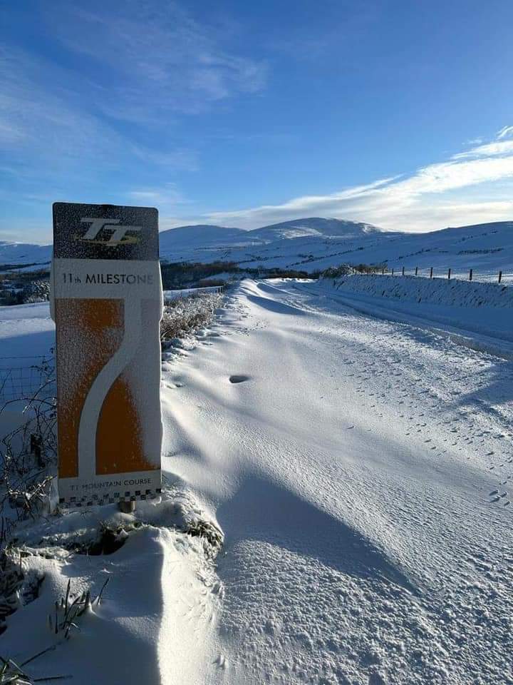 Whikki's tweet photo. How many days to the #Isleofmantt?????🏍️🏍️🏍️
😮😮😮😮
#snow
#ttraces
#iom 
#isleofman 
#manx 
#TT https://t.co/9LSHFC1IP4
