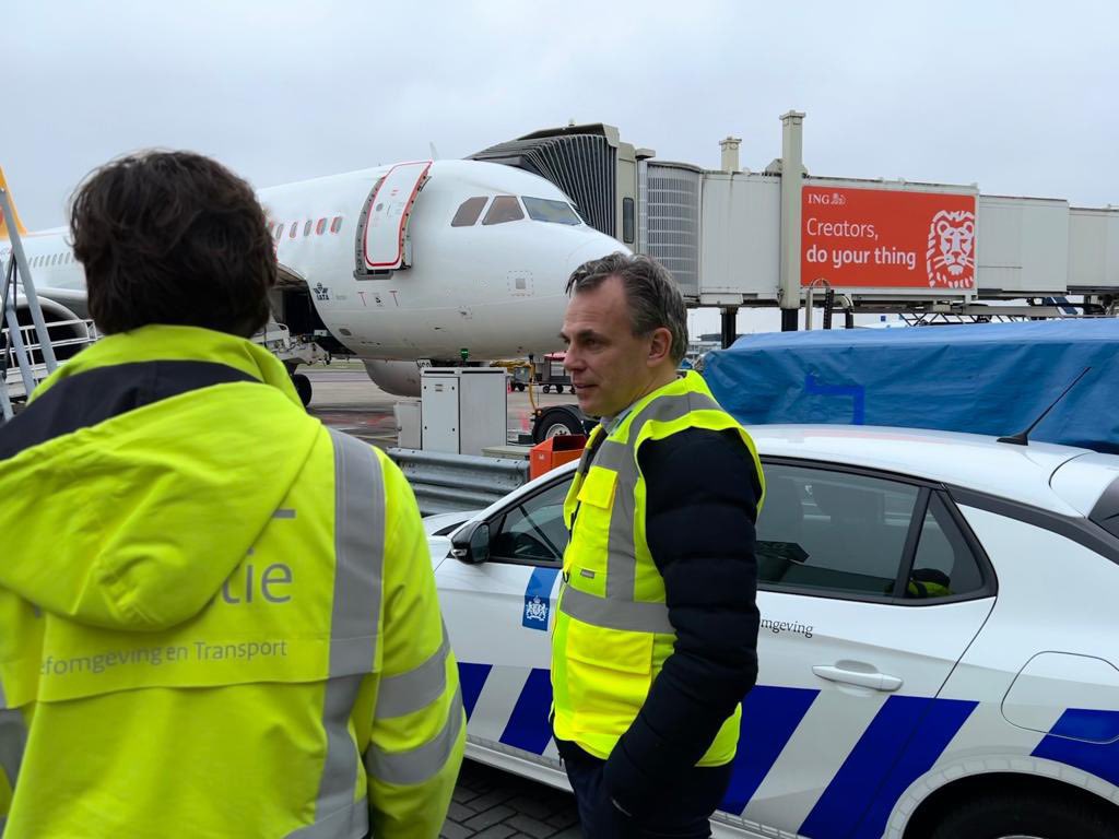 markharbers's tweet photo. Vorige week was ik met inspecteurs van de Inspectie Leefomgeving en Transport mee op Schiphol om te zien hoe zij toezien op de veiligheid op de luchthaven. Hun werk is essentieel voor een veilige luchtvaart voor ons allemaal. (1/3) https://t.co/5j5R8n0CKZ