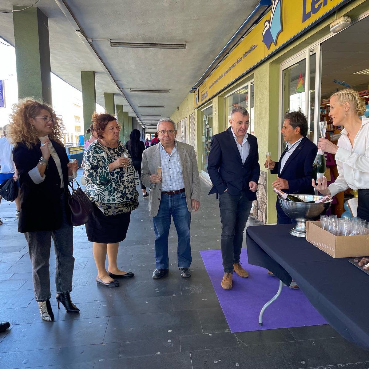 librerialemus's tweet photo. Empezamos la celebración de nuestro 50 aniversario con un brindis cortesía del @aytolalaguna_es  en compañía del alcalde @LuisYerayAlcald , concejalas, concejales y nuestro invitado el escritor Manuel Vilas

Gracias a tod@s, esperamos seguir difundiendo cultura otros 50 años más https://t.co/yT5fpnGZBY