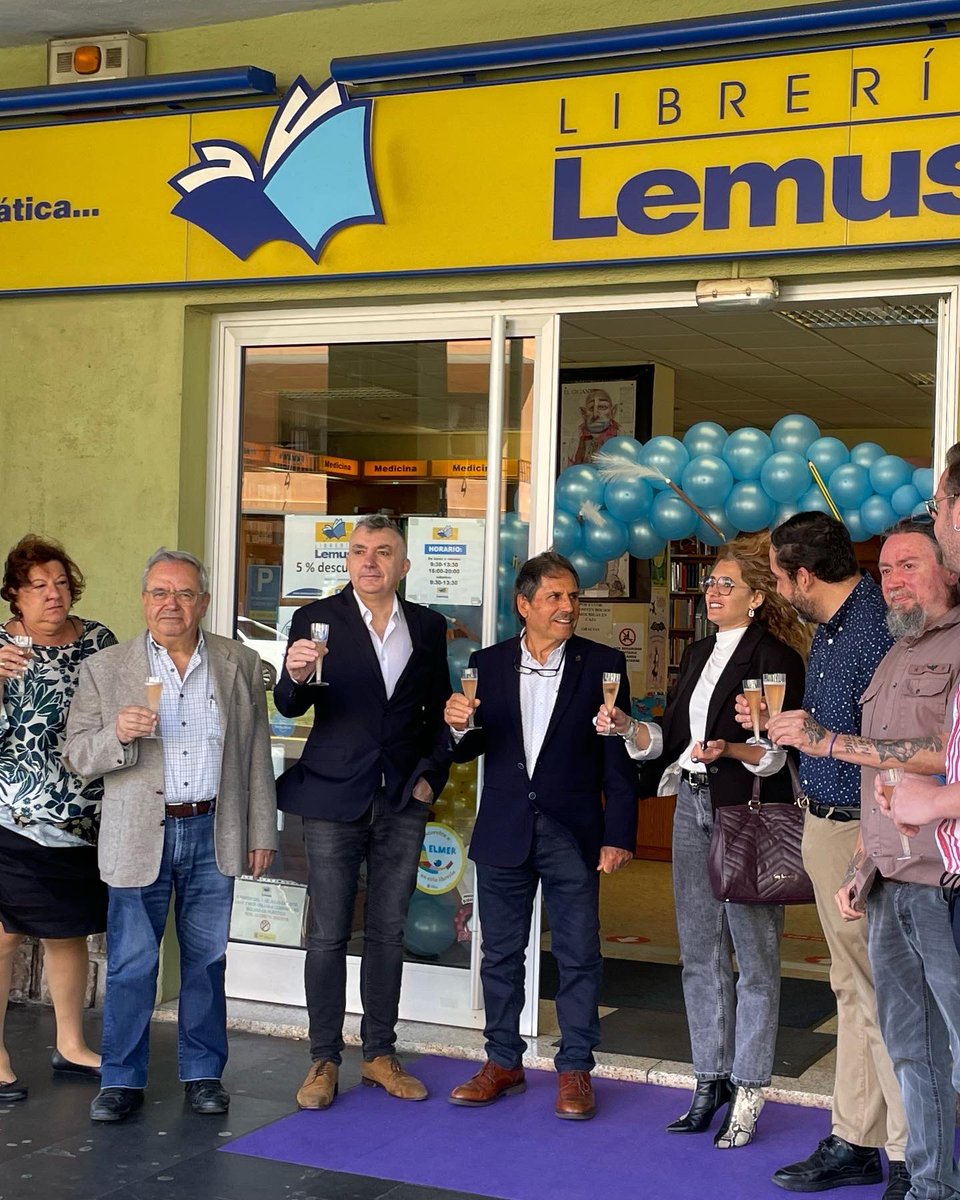 librerialemus's tweet photo. Empezamos la celebración de nuestro 50 aniversario con un brindis cortesía del @aytolalaguna_es  en compañía del alcalde @LuisYerayAlcald , concejalas, concejales y nuestro invitado el escritor Manuel Vilas

Gracias a tod@s, esperamos seguir difundiendo cultura otros 50 años más https://t.co/yT5fpnGZBY