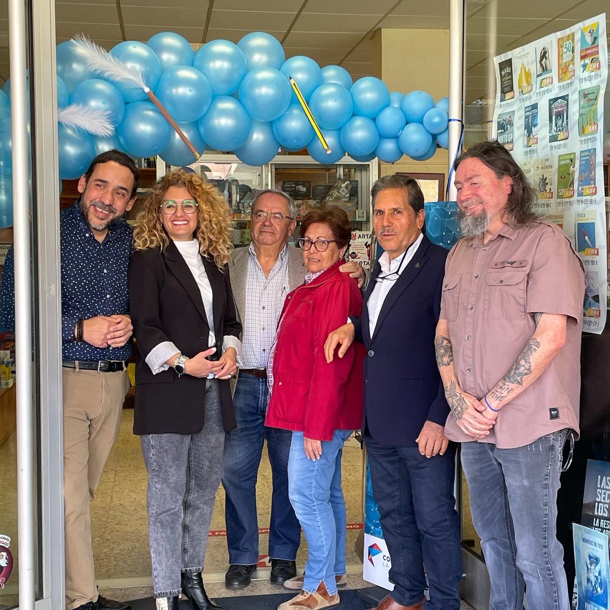 Empezamos la celebración de nuestro 50 aniversario con un brindis cortesía del <a href="/aytolalaguna_es/">Ayuntamiento de La Laguna</a>  en compañía del alcalde <a href="/LuisYerayAlcald/">Luis Yeray Gutiérrez</a> , concejalas, concejales y nuestro invitado el escritor Manuel Vilas

Gracias a tod@s, esperamos seguir difundiendo cultura otros 50 años más