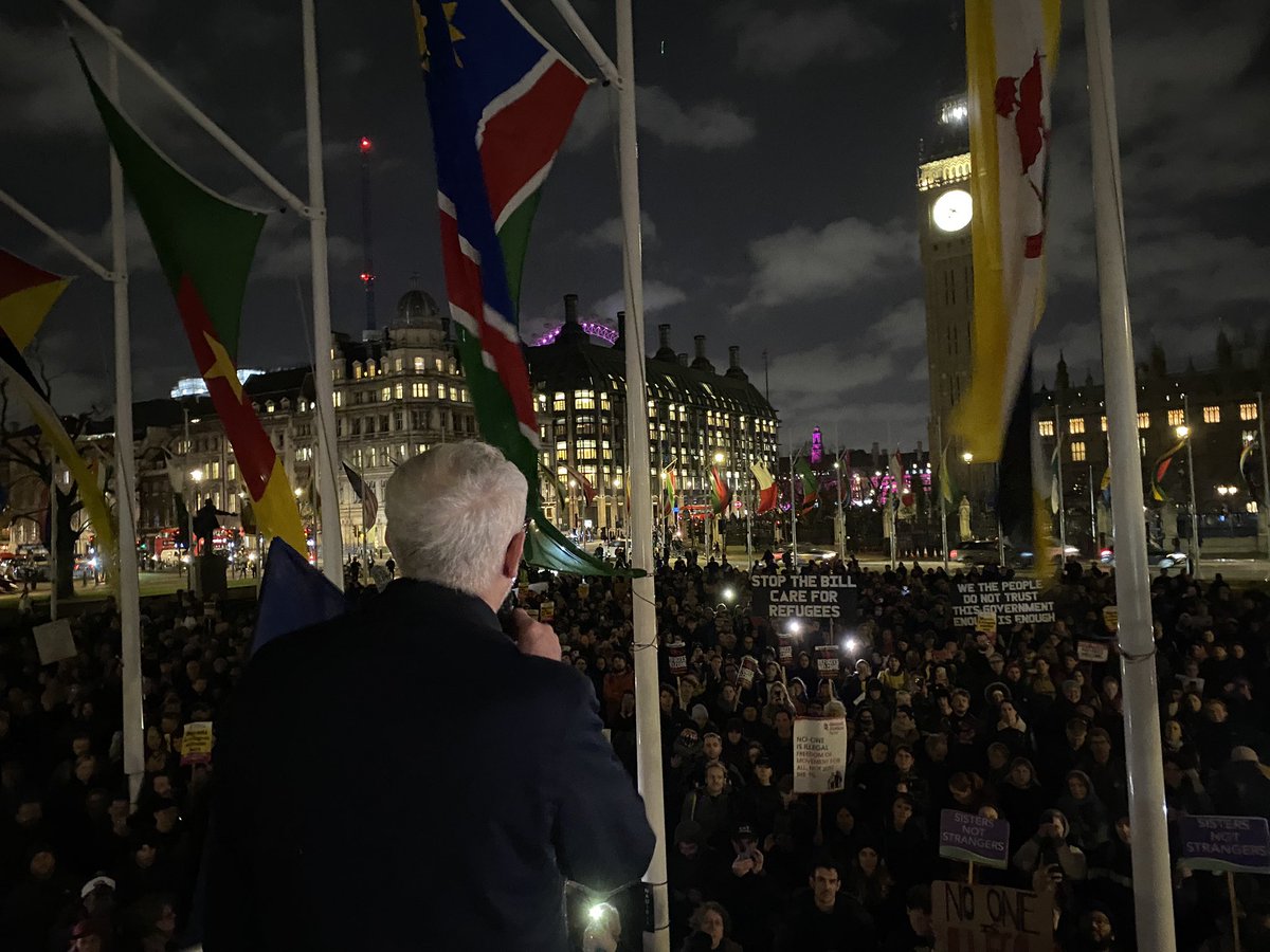 bencsmoke's tweet photo. overwhelmed and in awe at the incredible turnout for the stop the bill rally tonight. together we are strong, we are powerful and, regardless of whether this bill passes, we will win. 

REFUGEES AND MIGRANTS ARE WELCOME HERE! https://t.co/P7nozjqkVK