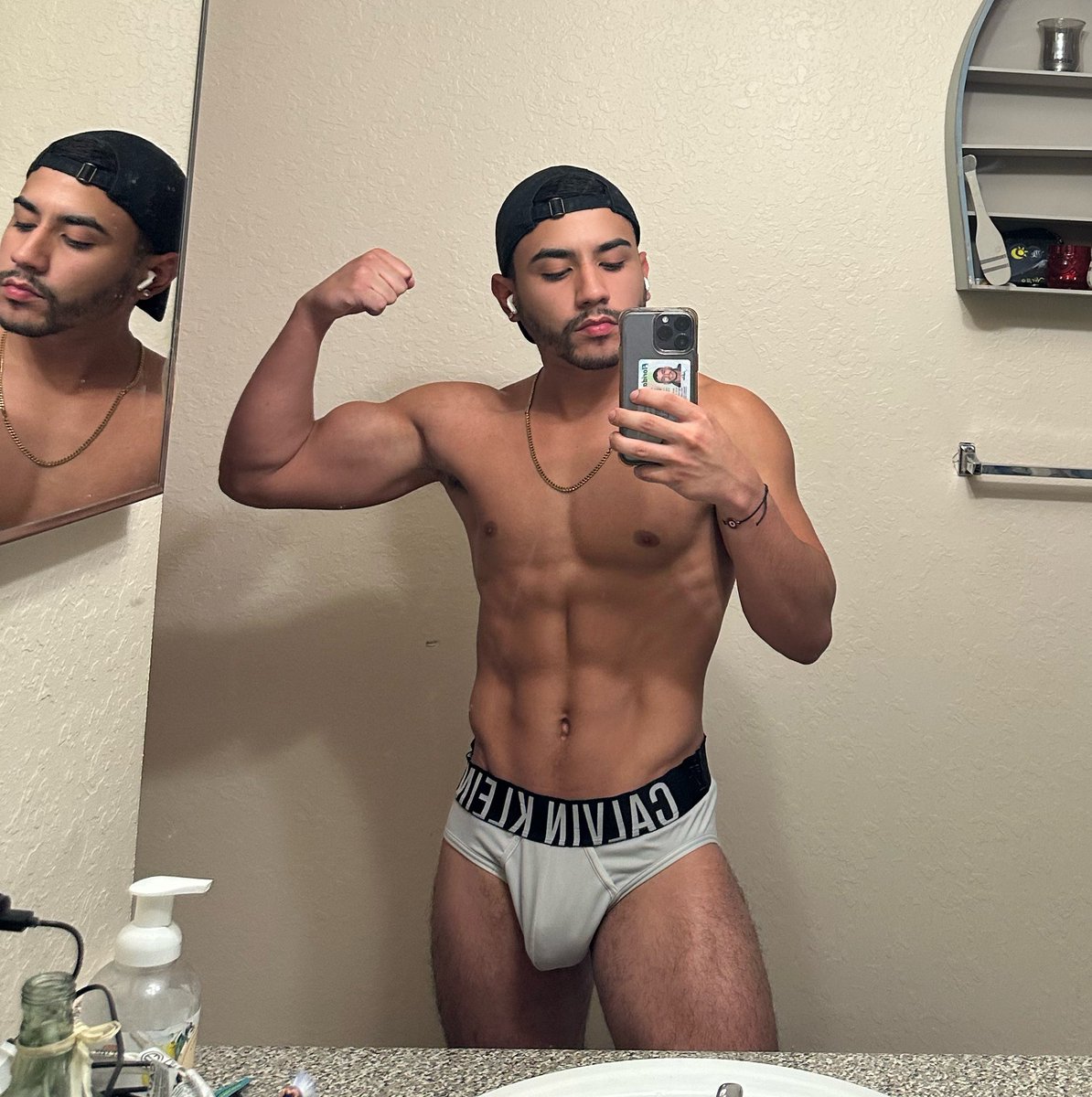 jonnyalejandro_'s tweet photo. Drinking water lately 💧 https://t.co/PRnwYT94jl