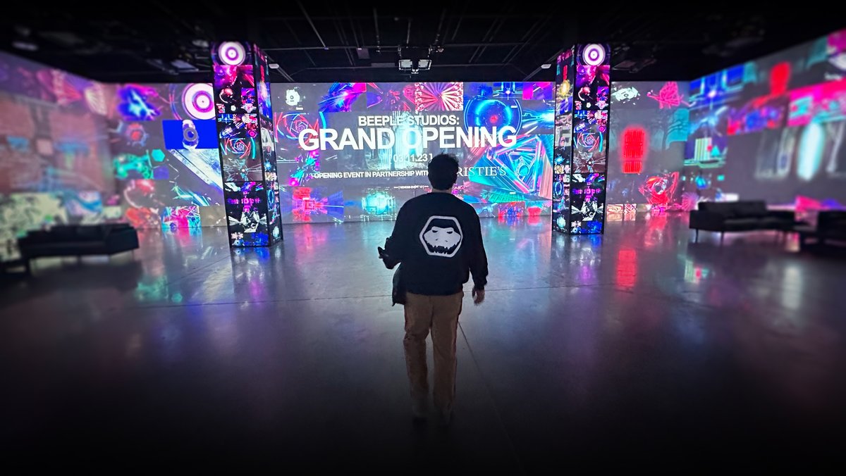 superpotsecret's tweet photo. The moment I walked in, @beeple opening.
Thanks @_Kthings for taking the pic. https://t.co/LdDIkoibH3