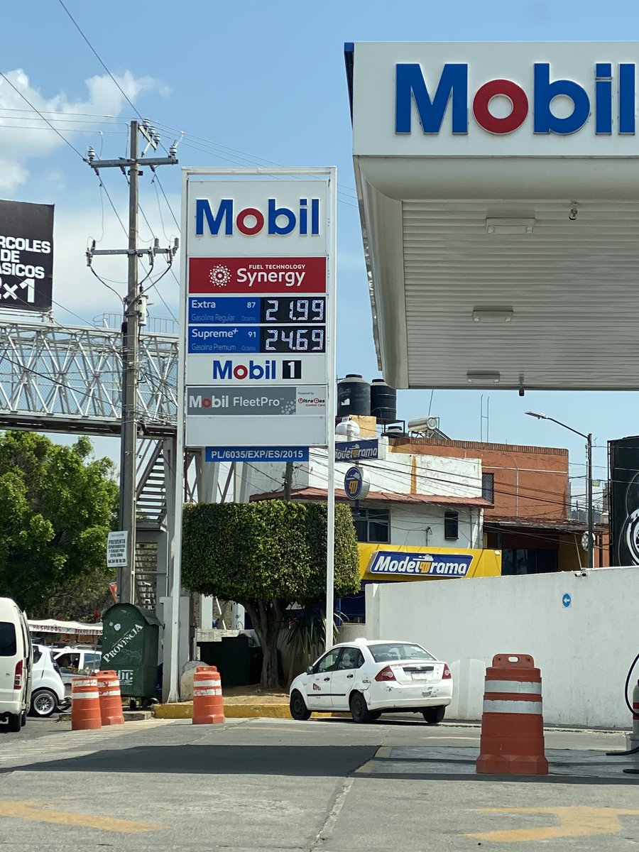 TonyMichoacanMx's tweet photo. Ya prácticamente en $25.00 pesos un miserable litro de gasolina… en Morelia.

¿De que sirve presumir el “súper peso?  ¿De que sirve que esté en $18.00 pesos?  ¡Bájenle al impuesto! https://t.co/axZQrEYwup
