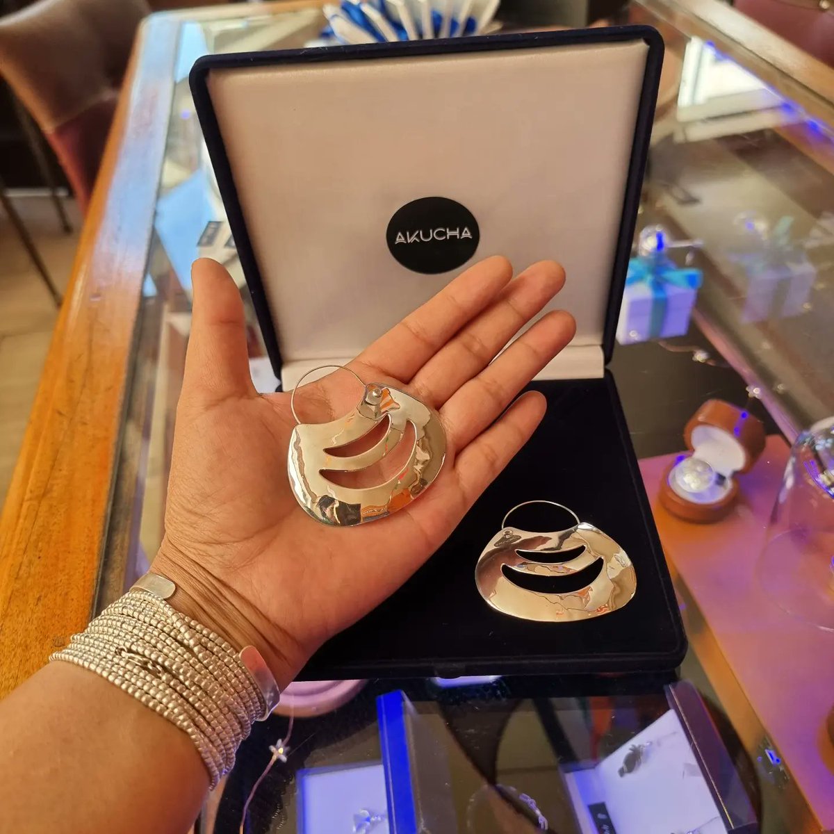 AkuchaPlateria's tweet photo. Mari mari kom pu che!
Buen y bonita semana para tod@s!!! Aquí nuestra #Vitrina #Akucha en el interior #restobar @Perpiacere_
Catedral esquina Maturana
😉 https://t.co/it7vTFMHFa