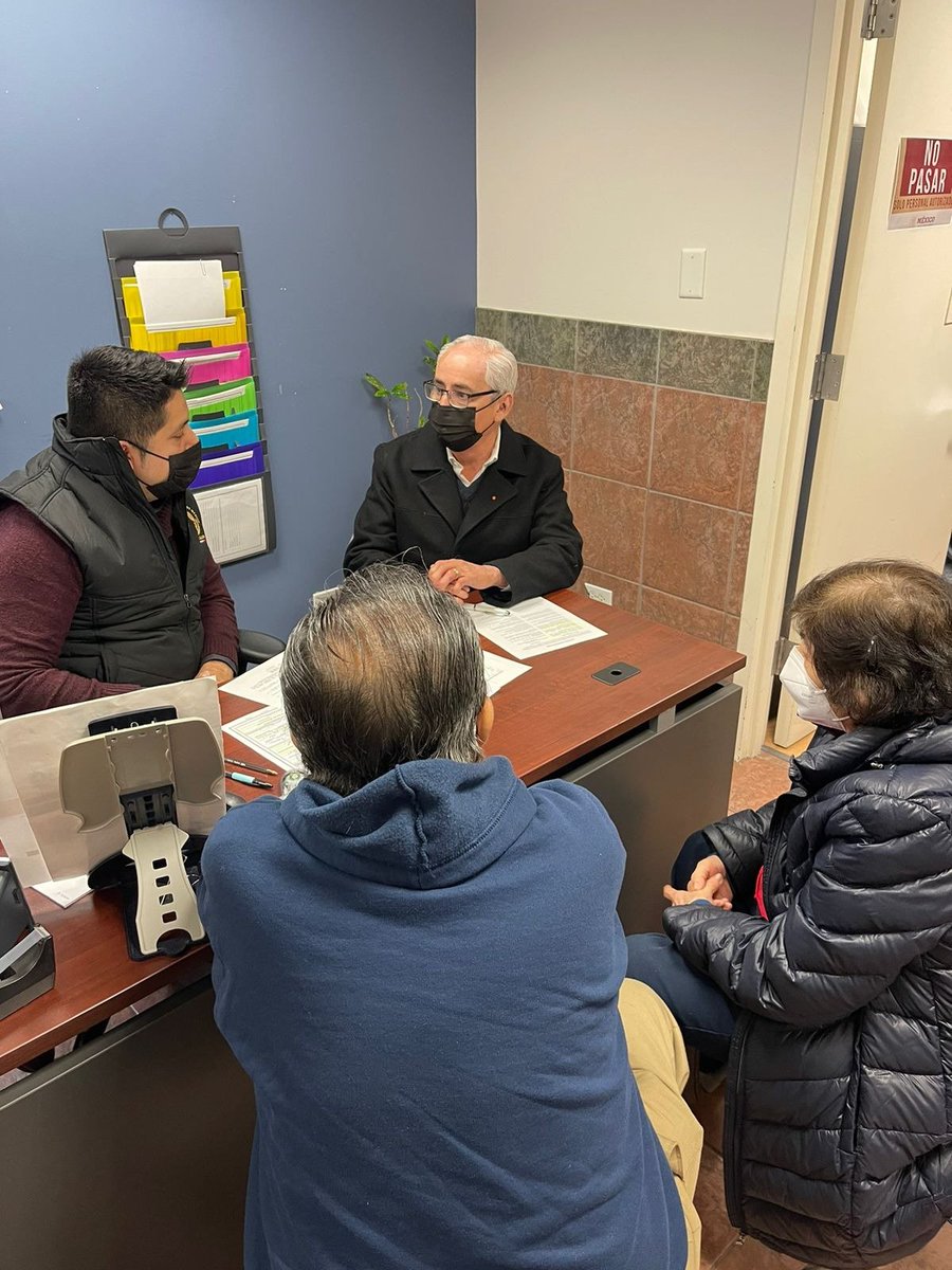 SRE_mx's tweet photo. 📸 Las direcciones generales de Asuntos Jurídicos y Servicios Consulares de @SRE_mx🇲🇽, junto con @notariadomex, se encuentran en @ConsulMexCho, para identificar estrategias y acciones puntuales que contribuyan al fortalecimiento de la política exterior y los servicios a paisanos. https://t.co/lej6wiNNUw
