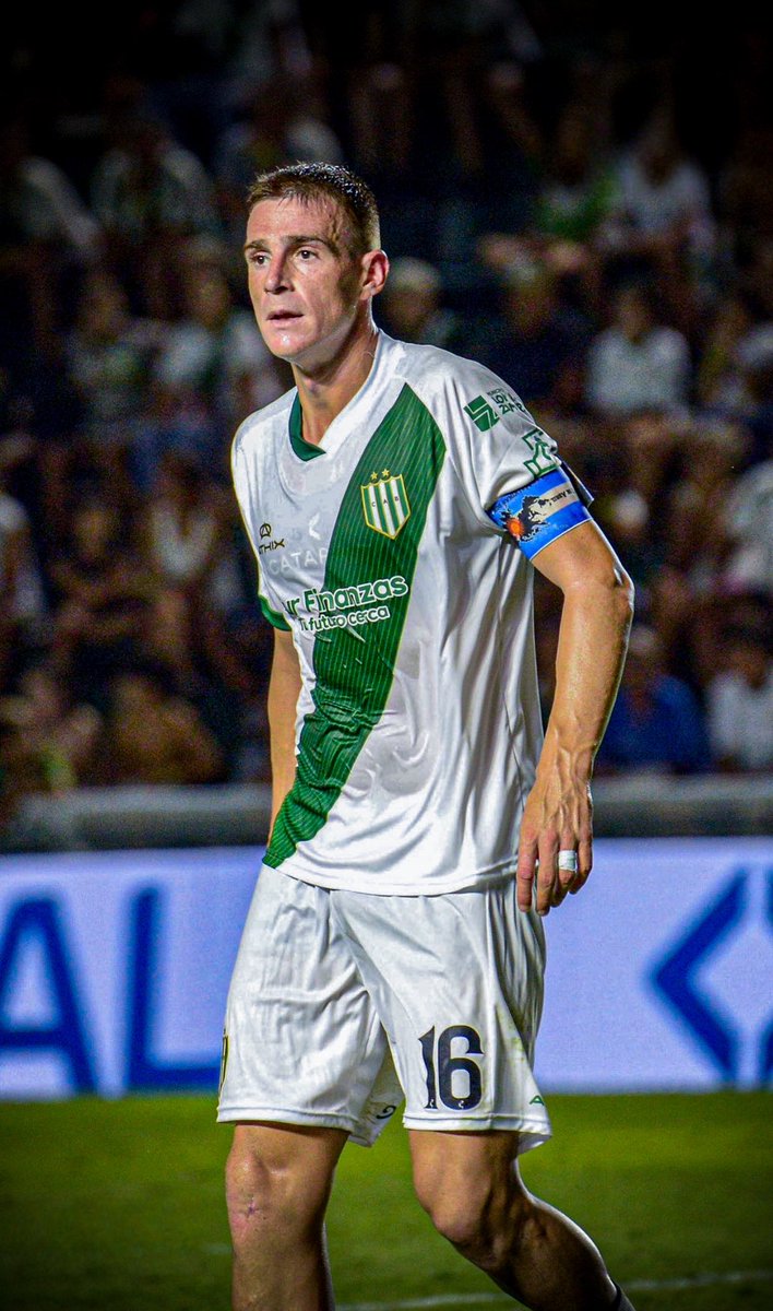 Cabrerista16's tweet photo. La cinta de capitán siempre a el. https://t.co/IiePwZU4yK