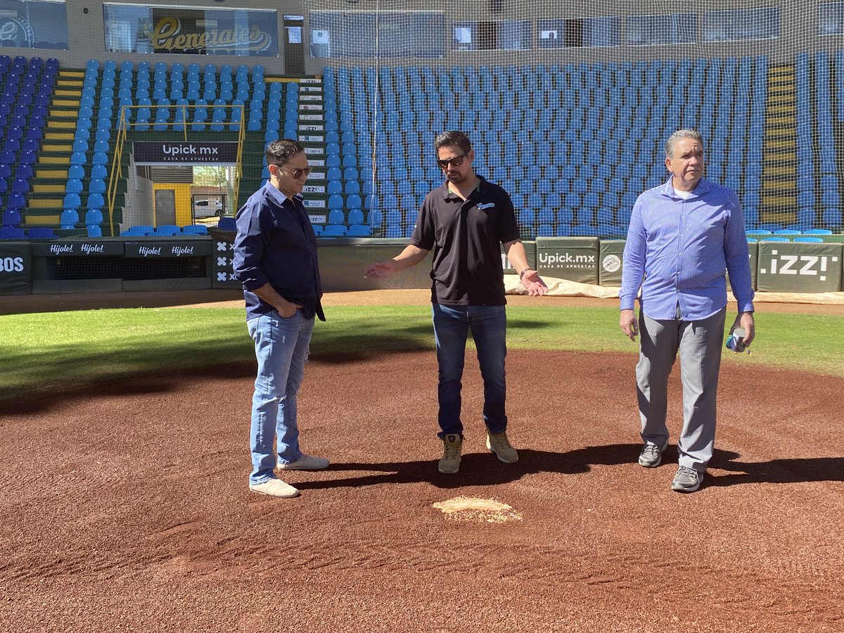 GeneralesdDgo's tweet photo. Visita Óscar Robles El Cuartel, su nueva casa. 😎🏟
Se lleva grato sabor de boca, al ver el estadio en óptimas condiciones. 👏🏻⚾️
.
.
#SiempreDurango #SomosGenerales #ElCuartelDeVilla https://t.co/PV2ZGXVgyM