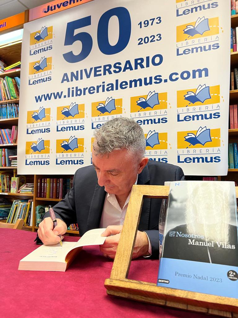 librerialemus's tweet photo. Hoy lunes a las 18:00 @Granvilas firmó ejemplares de sus obras en nuestra librería de Avenida Trinidad y a las 19:00h comenzó el encuentro con escritores canarios coordinado por Pablo Martín Carvajal

Muchísimas gracias a todos los asistentes ❤️

#librerialemus #50aniversario https://t.co/u1t0H75l8H