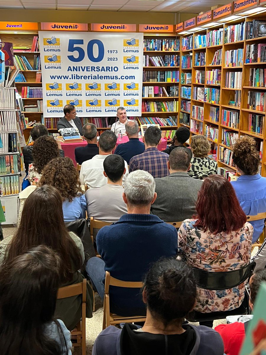 Hoy lunes a las 18:00 <a href="/Granvilas/">Manuel Vilas</a> firmó ejemplares de sus obras en nuestra librería de Avenida Trinidad y a las 19:00h comenzó el encuentro con escritores canarios coordinado por Pablo Martín Carvajal

Muchísimas gracias a todos los asistentes ❤️

#librerialemus #50aniversario