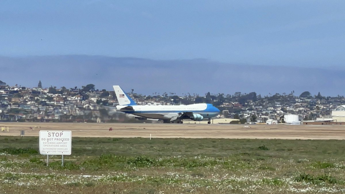 RobertsWesley_'s tweet photo. @SanDiegoAirport Special Guests at Naval Air Station North Island just across the bay🤪 @POTUS https://t.co/230NpB8Ncd