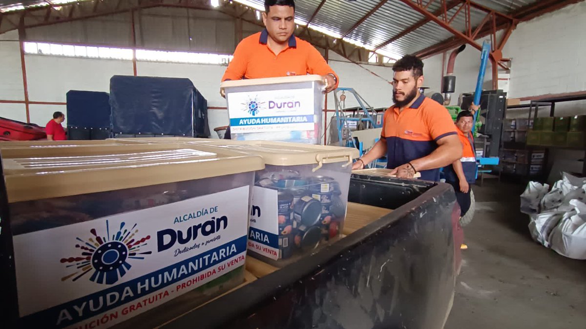 daltonarvaez's tweet photo. Brindamos atención a la familias del #Recinto12Hermanos, personal de @DuranGad realizó la entrega de vituallas y @EMAPAD_EP estuvo a cargo de la distribución de agua asistida a través de carros cisternas. https://t.co/mkp7vTwYKP