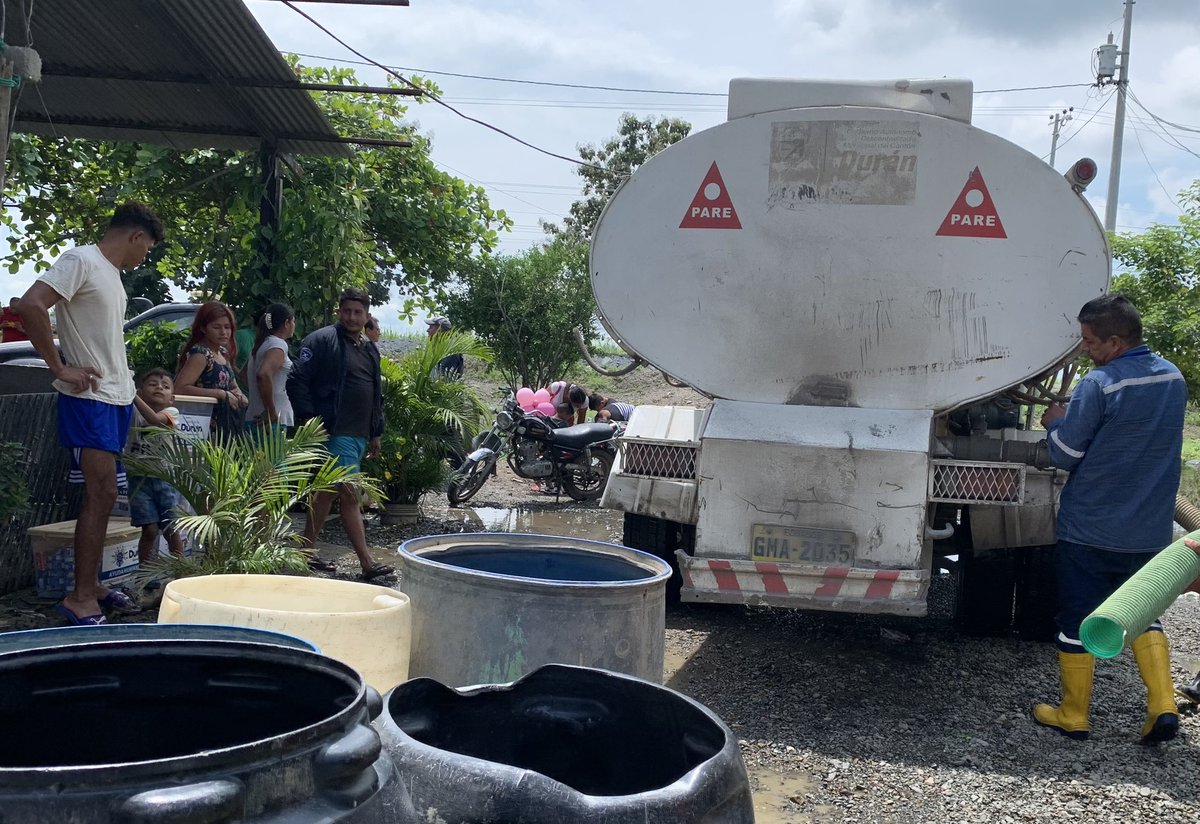 Brindamos atención a la familias del #Recinto12Hermanos, personal de @DuranGad realizó la entrega de vituallas y <a href="/EMAPAD_EP/">EMAPAD-EP</a> estuvo a cargo de la distribución de agua asistida a través de carros cisternas.