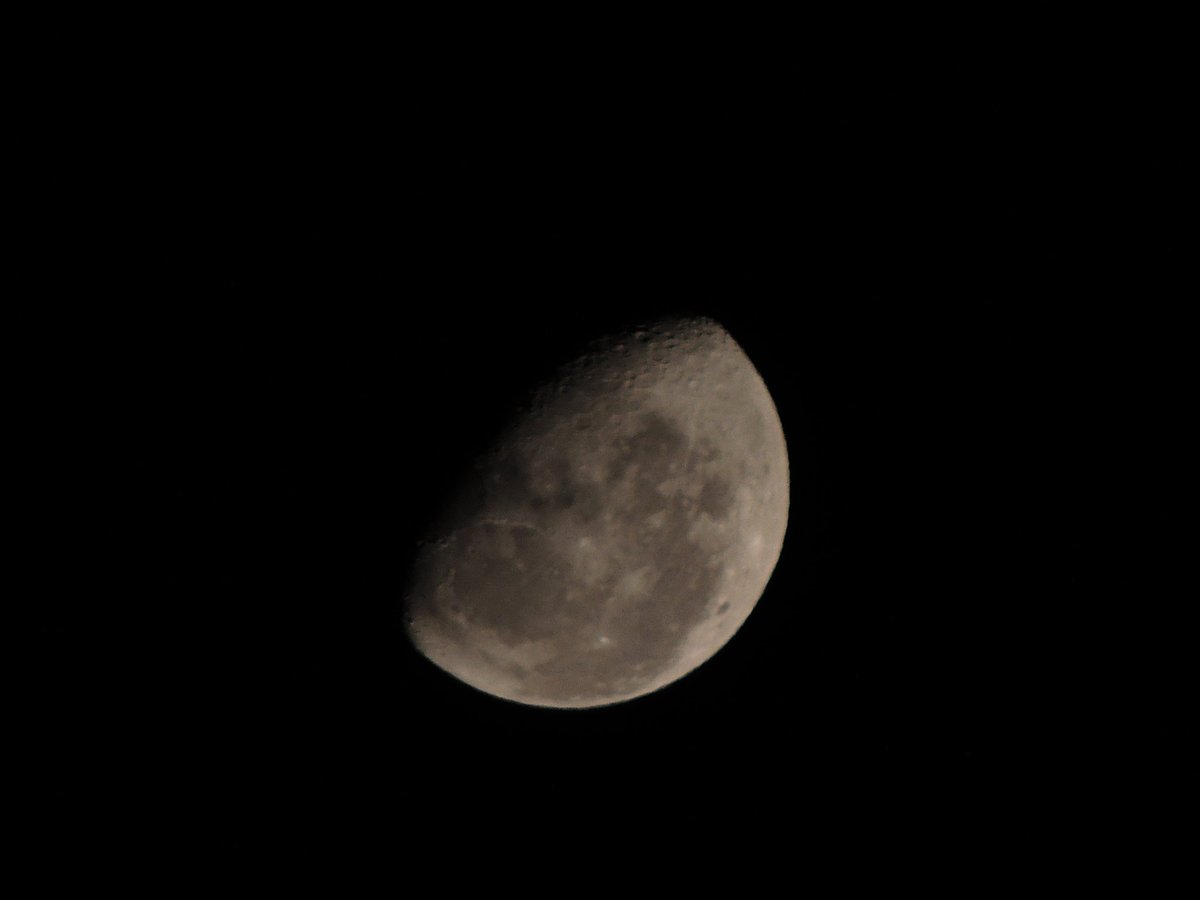Concretizei o meu sonho enquanto "fotógrafa", tirar uma foto da lua o mais perto possível, linda