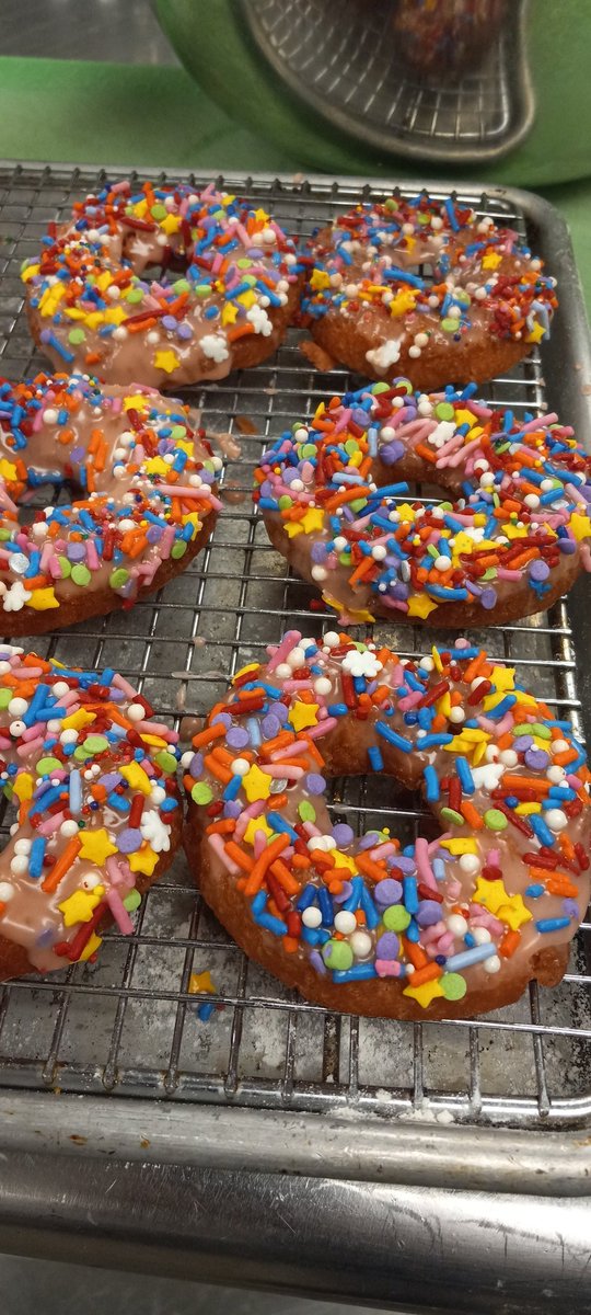 MikeNewporteth's tweet photo. @LaBenjii @HMN5_NFT @CONFETTI_GANG @ThePeakyBlinder @steezyapegang GM Fetti President! Got them doughnuts rolling of the rack!! #fettifoods #fettidao #fettigang https://t.co/7ujA9F4JsH