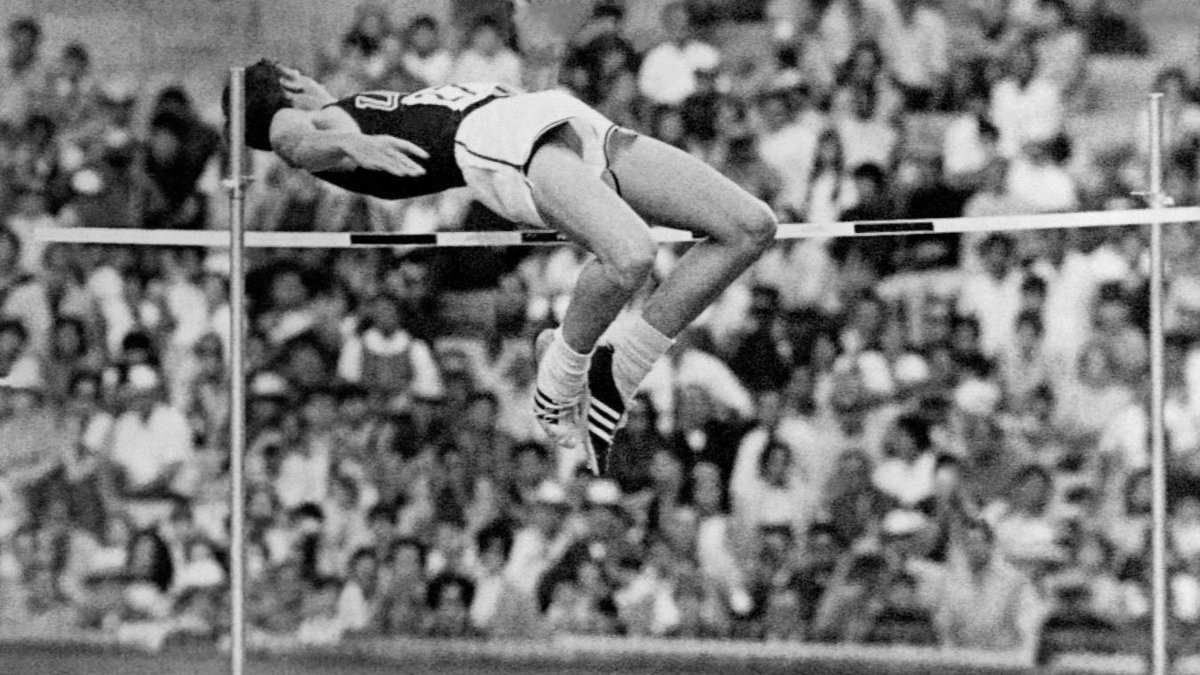 CourrierPicard's tweet photo. Athlétisme: Dick Fosbury, l’homme qui révolutionna le saut en hauteur, est mort à 76 ans https://t.co/lMhEQQg3Tv https://t.co/tiyLzjuwIT