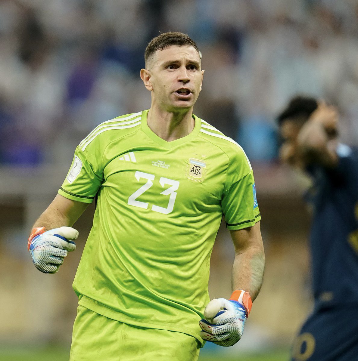🇦🇷 Emiliano Martinez auctioned off the gloves he wore for the World Cup final for €42,000 and has donated the money to children suffering from cancer: 

🎙️ “It's much more important to help a child than to have my gloves stored in a box at home.” 

Such a lovely gesture. 👏