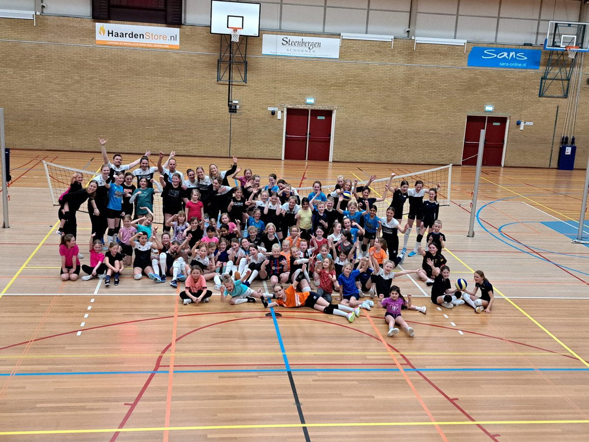 Clinic bij <a href="/rivorijssen/">Rivo Rijssen</a> voor mini leden en basisschool kinderen.
Veel nieuwe gezichten vanuit de clinics. Dames 1 top gedaan!!