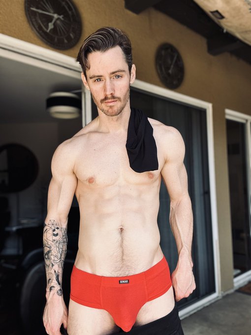 I am starting to really like the idea of everyone seeing 😳 https://t.co/Noe9EFTzgy