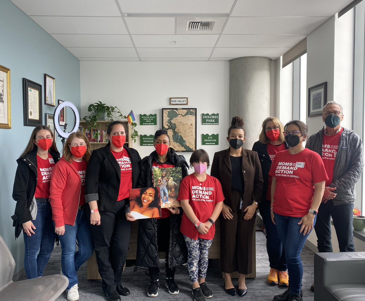susankarp's tweet photo. Thank you @Scott_Wiener from this @MomsDemand volunteer (and San Francisco constituent!) for your leadership and commitment to gun violence prevention. #CALeg, let's pass #SB2 and #AB28 https://t.co/7wobiG8QSz
