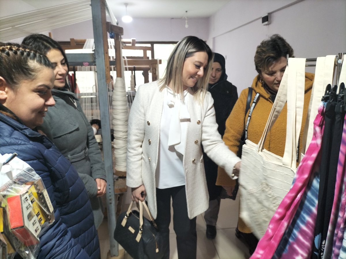 ak_kastamonu's tweet photo. 📍Daday

Kadın Girişimcilerimizi ve esnaflarımızı ziyaret ettik. Hayırlı ve bereketli bol kazançlar diledik.
#KadınlarİçinBuradayız
@aysekesir @AKKADINGM 
@serap_ekmekci @akkadin_daday https://t.co/h6bZc6GjhF