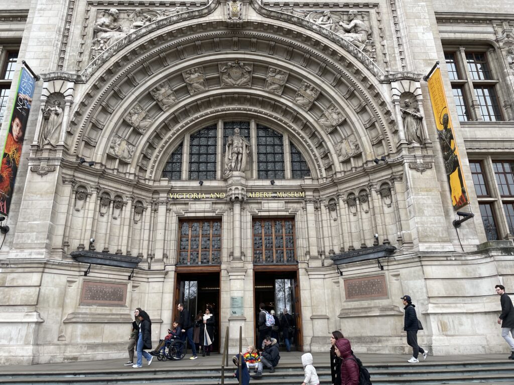 LinfieldIPO's tweet photo. Katie's ('24) latest blog post takes you on a thrilling 24-hour journey through London, from museum-hopping to catching a West End show and an amazing choral concert. Don't miss this study abroad adventure! 🌍🧳 #StudyAbroad #London #WildcatsAbroad #IPO @LinfieldUniv https://t.co/BGxGj82scr