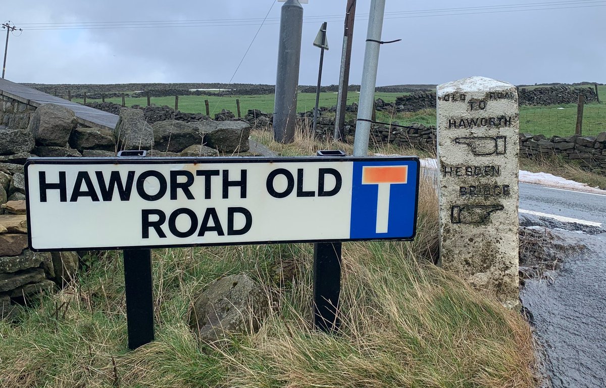 RichardRunhills's tweet photo. The old and the new
#showmeasign #manicule #Haworth  #WestYorkshire https://t.co/ZIy1eTDu4E