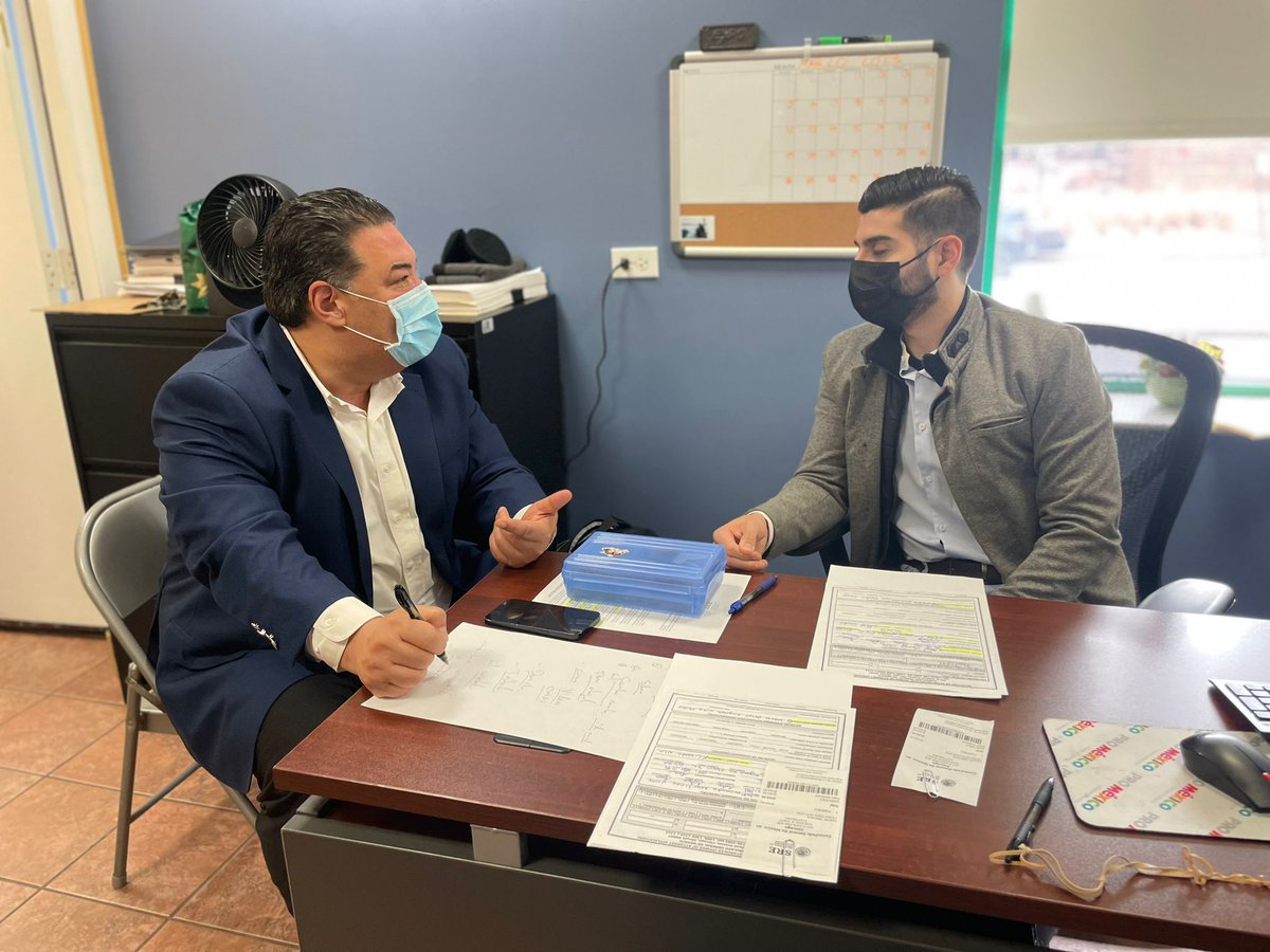 ConsulMexCho's tweet photo. Hoy nos visitó @notariadomex para capacitar a nuestro personal en talleres de fe pública, organizados por las direcciones de Asuntos Jurídicos y Servicios Consulares de @SRE_mx. Estas sesiones de asesoría fortalecerán la atención que brindamos a nuestros connacionales.
@jaime_vb https://t.co/PVSU5QPAEs