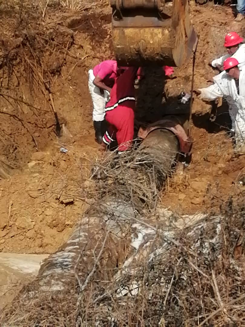 Faja_Patriota's tweet photo. 🔊🔊 Personal de @PDVSA realiza drenaje del área y los estudios para identificar el punto de falla y corregir la filtración en la línea de 20 pulgadas que transporta diluente desde #TAECJAA hacia las divisiones Ayacucho y Carabobo de la #FPO #PDVSA #Venezuela https://t.co/rILiA6Idm6