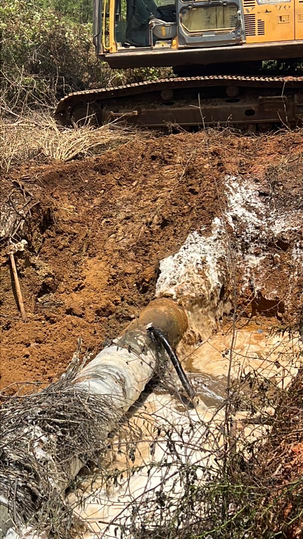 Faja_Patriota's tweet photo. 🔊🔊 Personal de @PDVSA realiza drenaje del área y los estudios para identificar el punto de falla y corregir la filtración en la línea de 20 pulgadas que transporta diluente desde #TAECJAA hacia las divisiones Ayacucho y Carabobo de la #FPO #PDVSA #Venezuela https://t.co/rILiA6Idm6