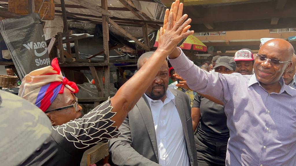 ChibuikeAmaechi's tweet photo. Today's door to door campaign for Tonye Cole in Rivers State. From Mile One to Rumuomasi, Eliozu, Rumunduru, Steel Village, Chippings, and Timber markets. I was overwhelmed by the love shown to me by Rivers people and support for Tonye Cole. Vote @TonyeCole1 (APC) for Governor. https://t.co/QaNPiXHJzD