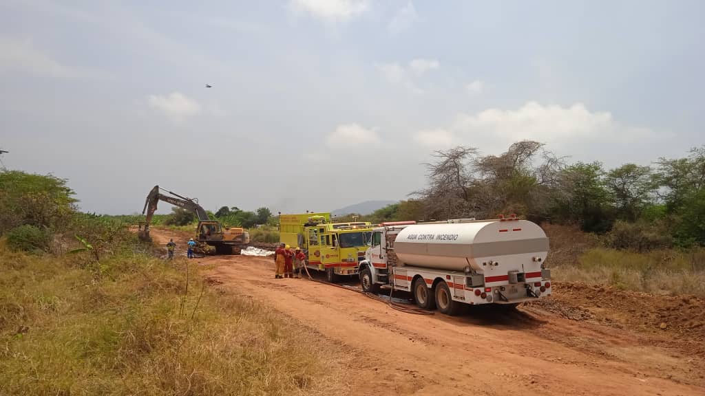 Faja_Patriota's tweet photo. 🔊🧑‍🚒 Equipo de bomberos y operaciones de @PDVSA acudieron al sitio para activar los protocolos de seguridad y ejecutar las maniobras requeridas para el completo saneamiento de la zona afectada #Trabajoenequipoesvictoriasegura  @Faja_Patriota @TellecheaRuiz @MinPetroleoVE https://t.co/ph5gF0gzRy