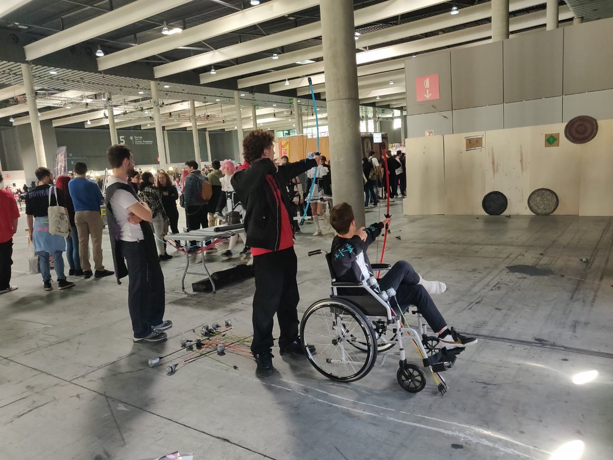 SoftBCN's tweet photo. Que res no t'aturia a l'hora de practicar #softcombat i #arqueria, gracies gent com @dani_casf i @mirihuce
#LARP #activitats #joventut #espaijove #meetup #softcombatbcn #medieval #softcombatspain #rolenviu
#jovebarcelona #jovebcn #fantasy #costume #cosplay #larper #rev https://t.co/5T1KbUO9Go