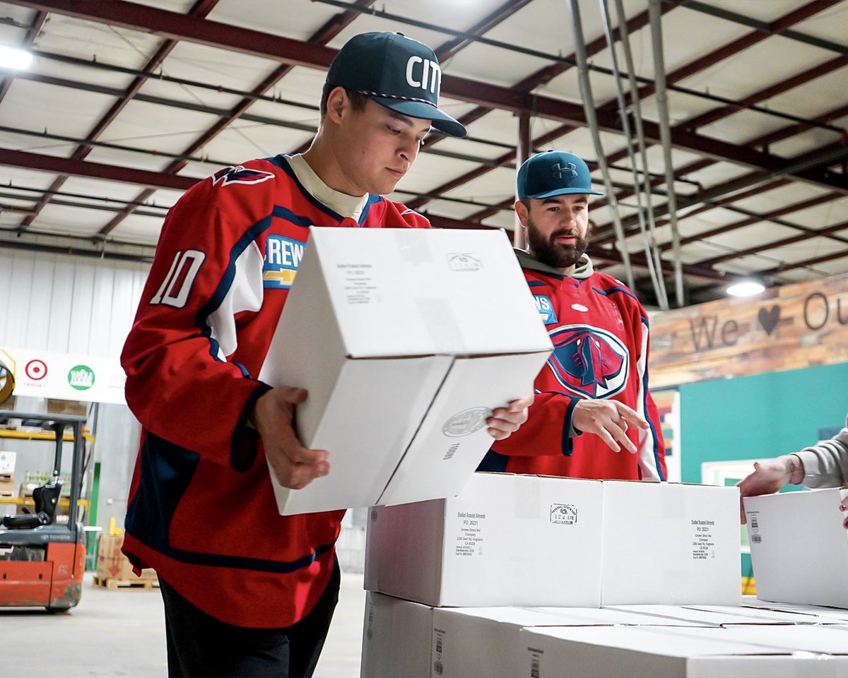SCStingrays's tweet photo. Volunteering at Lowcountry Food Bank today with our friends at @HarrisTeeter ! 🍎👍 #RaysGiveBack https://t.co/sLuI7xGTf1