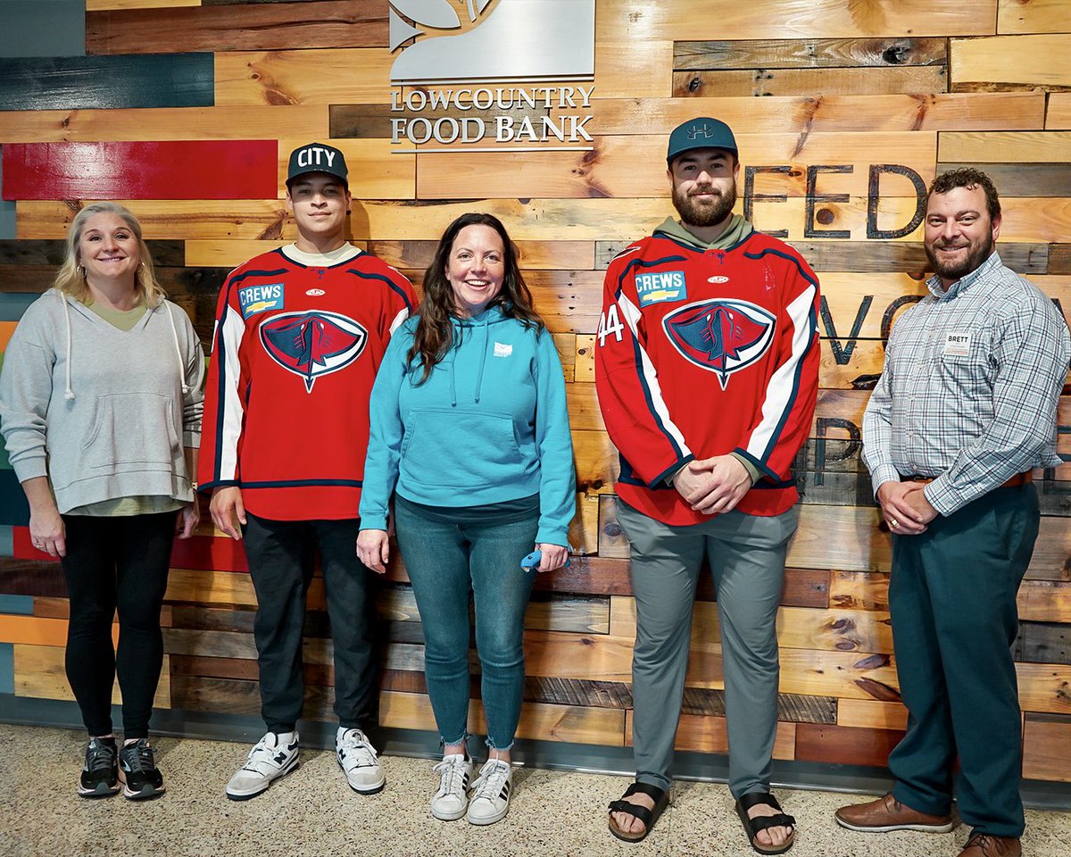 SCStingrays's tweet photo. Volunteering at Lowcountry Food Bank today with our friends at @HarrisTeeter ! 🍎👍 #RaysGiveBack https://t.co/sLuI7xGTf1