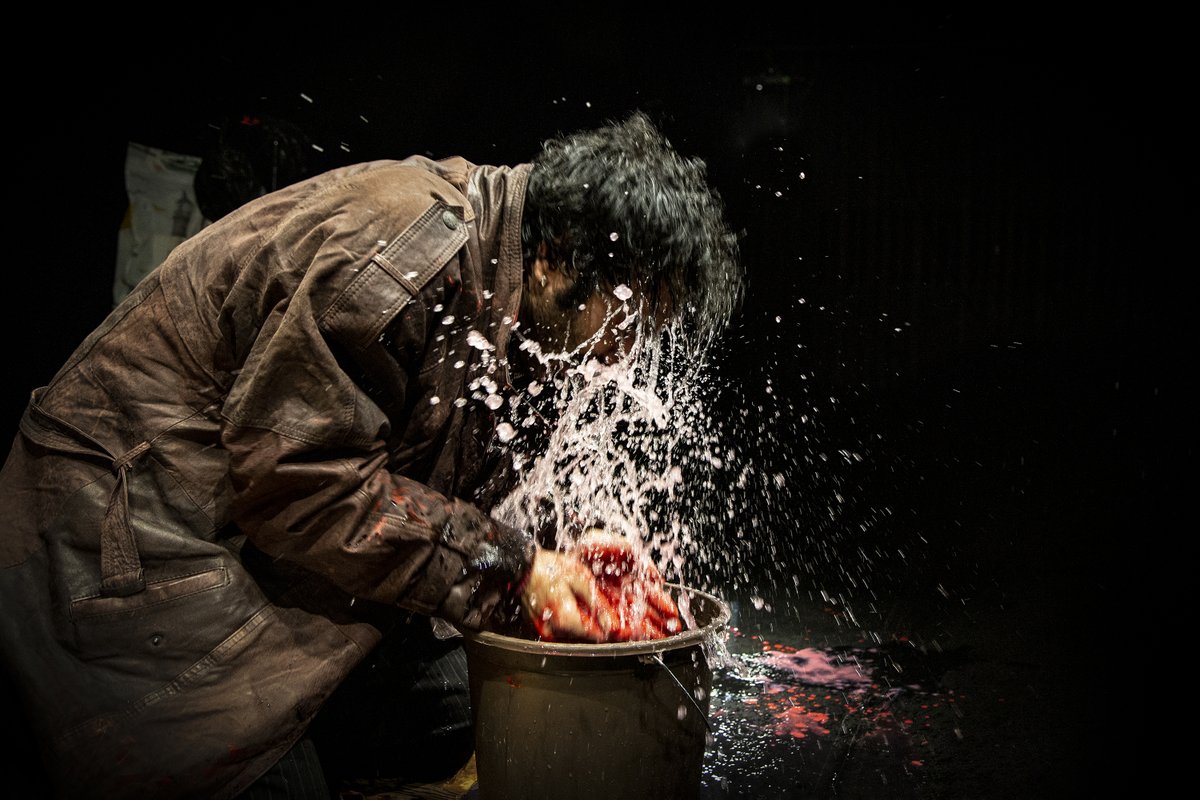 Yağmurlu gecede, lağım çukuruna dönmüş şehrin gaddarlığına rağmen, seni yakalayıp kolundan, “seni seviyorum birader” diye inleyen adamın sözü. 
Ormanlardan Hemen Önceki Gece

<a href="/k_aydogan/">kemal aydoğan</a>
<a href="/barisysever/">barış yurtsever</a>

06 Nisan Perşembe, 20:30
biletler satışta🔻
biletinial.com/tiyatro/ormanl…
