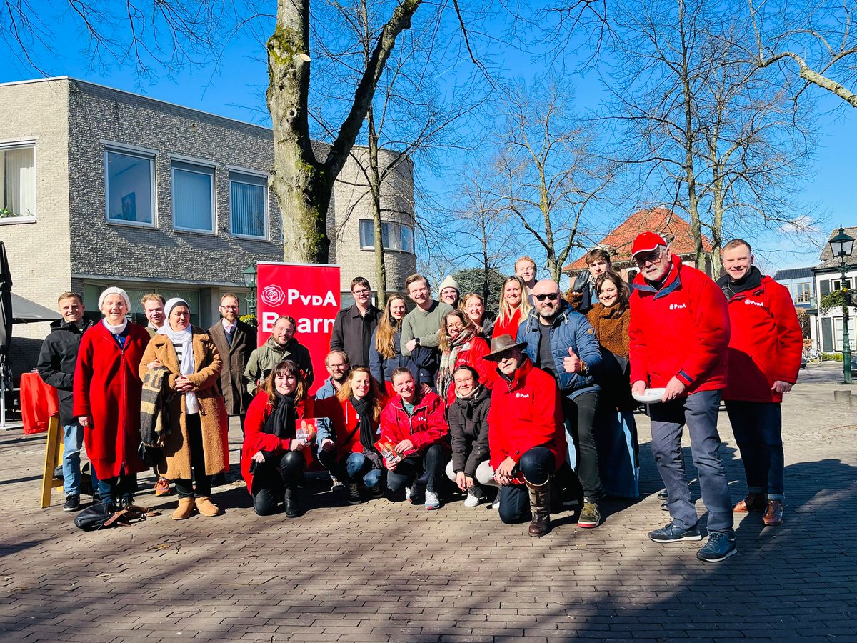 valentijn_andre's tweet photo. Afgelopen zaterdag hebben we samen met de #pvdacademy en @PvdABaarn campagne gevoerd in het mooie #Baarn. Wat een schitterende club mensen. #provincialestatenverkiezingen #stemPvdA https://t.co/6vzZxnLfdC