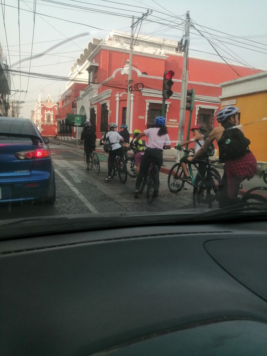 visitGuate's tweet photo. Ya tienen vía exclusiva, porque los ciclistas invaden el carril de los Vehiculos? https://t.co/jLWr1d1ZfN
