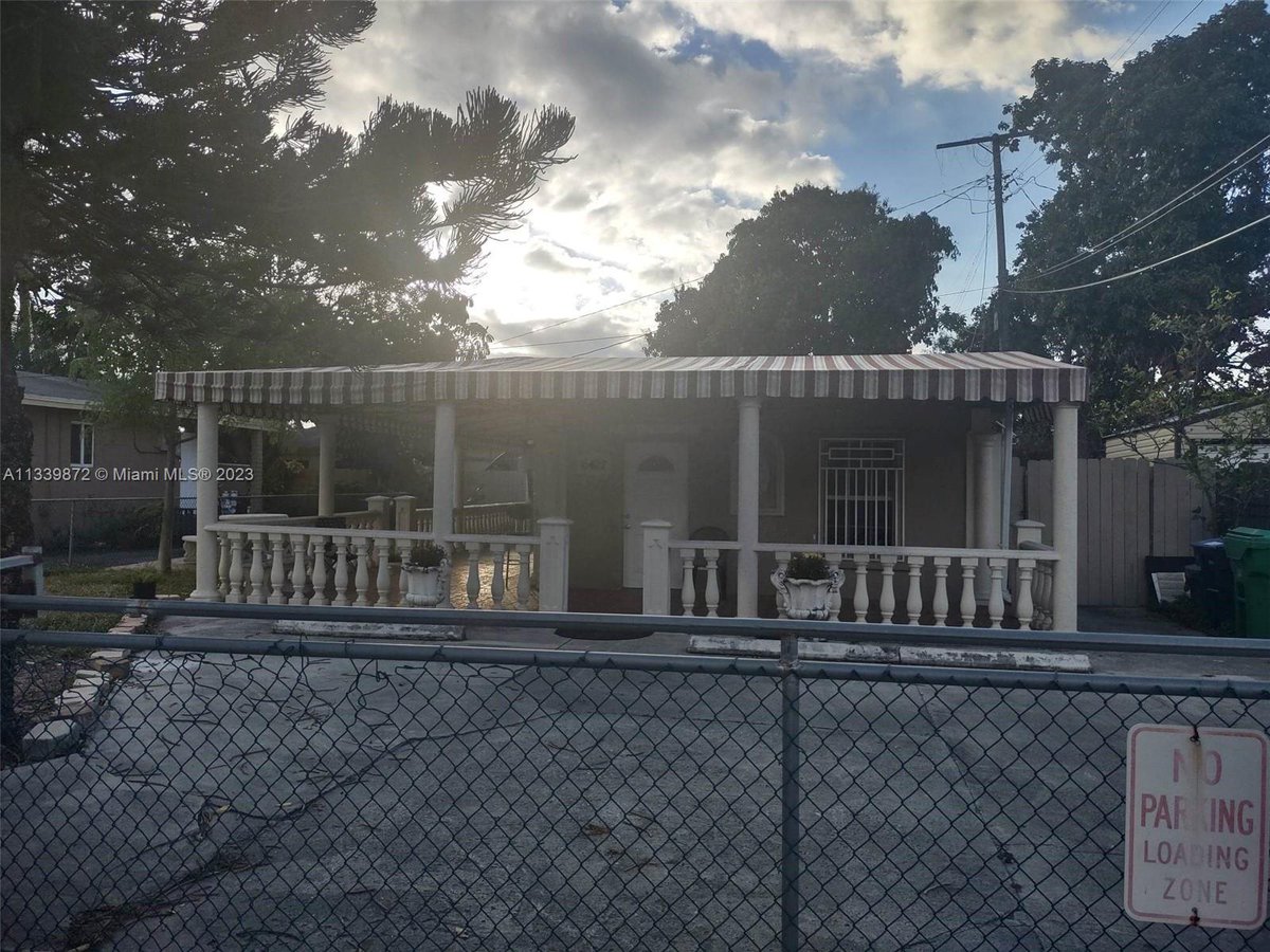 It's deals like this that hardly ever stay on the market! #beautifulhome #homesweethome  cpix.me/l/165518531