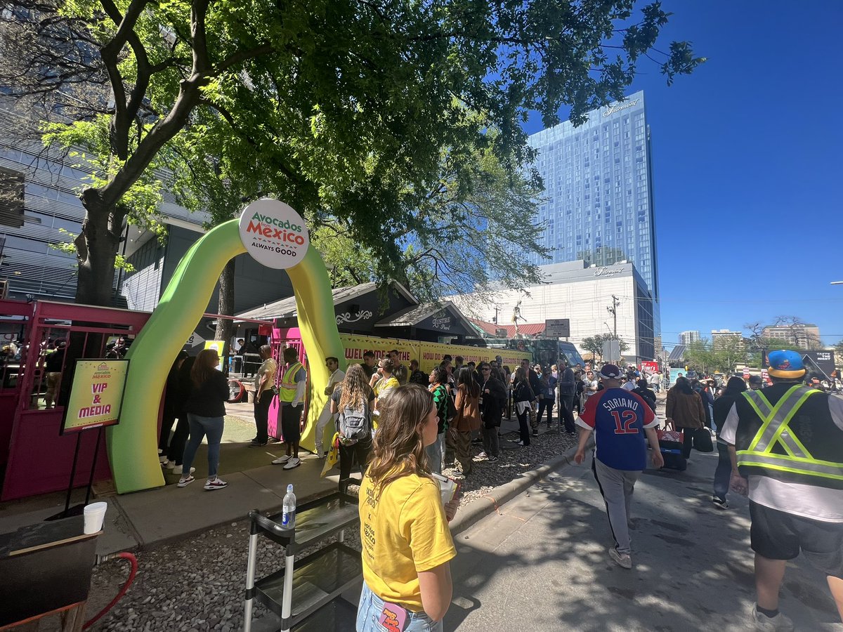 tlg5208's tweet photo. Avocado thing smells and sounds delicious but line is fuckt. Nextdoor at @paramountco is very dope. Lots of fun activities. 2 drink tickets keeping line moving quick and short. #sxdrinks #sxlines #sxsw #sx #sxsw2023 #tipyourbartender https://t.co/UQXJQNGz3Q