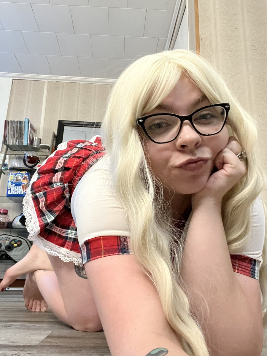kcayeee's tweet photo. i had my first day of real skool today 🥹which is hotter? teachers or student fantasies? or which do i look most like? 👀👀  peep the comics &amp; the beer fridge in da back 😂🤓 #SellingContent #selling_content #feet #sellingcustoms #toes #arch #hotnerd #sexynerd #nerdcontent https://t.co/CeVdydVkty