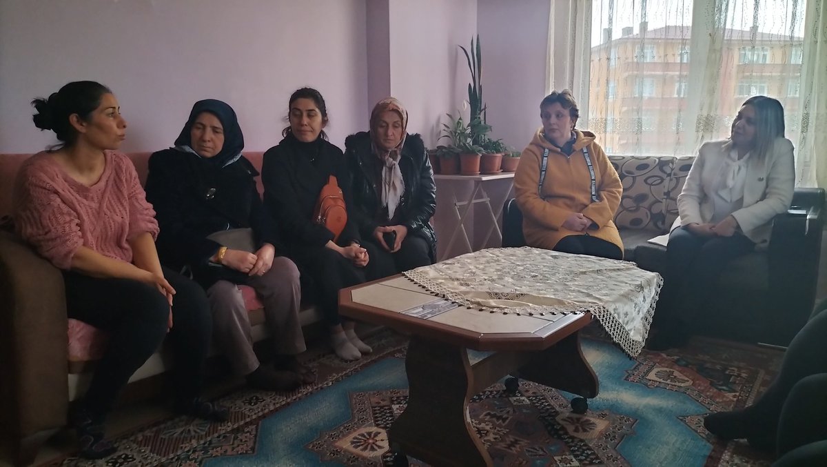 ak_kastamonu's tweet photo. 📍Daday

Depremzede vatandaşlarımızın yanında olmayı sürdürecek, yaralarımızı kenetlenerek sarmaya devam edeceğiz.
#KadınlarİçinBuradayız
@aysekesir @AKKADINGM 
@serap_ekmekci @Ak431970 https://t.co/W1cMt3kSup