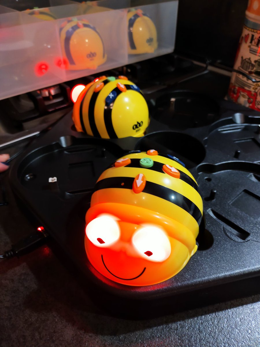 xElisax3's tweet image. Daar zijn ze weer, mijn kleine vriendjes staan nog even energie op te doen om morgen de hele ochtend met de kleuters te mogen spelen! We hebben er zin in! #beebots #dbos #leesconsulent