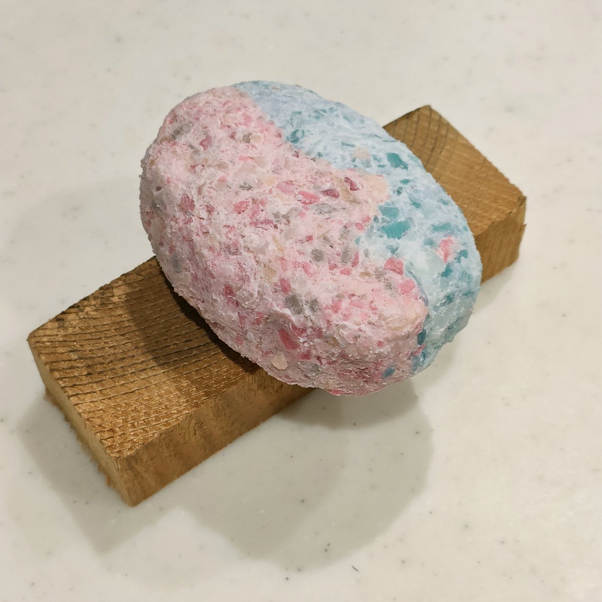 朝っぱらから石鹸を作ってみた。ちゃんと使えるといいな

前にソープカービングしたときに削った石鹸をフレーク状にしてアロマウォーターと蜂蜜で練り上げました https://t.co/aZjQvafRRm