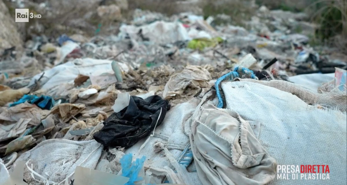 Greenpeace_ITA's tweet photo. Anziché ridurre la produzione di #plastica, continuiamo a scaricare rifiuti in Paesi non dotati di impianti idonei. Siamo di fronte a un fenomeno che possiamo definire “colonialismo dei rifiuti” #presadiretta https://t.co/5Ry34ZdSBW